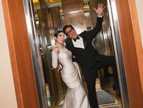 Gaya Kocak Andre Taulany-Amanda Rigby Berpose di Lift