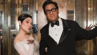 Masih di dalam lift bernuansa gold yang mewah, keduanya kompak berpose menggemaskan. Amanda Rigby bergaya pose duck face sambil memberikan kiss far, sementara Andre Taulany berdiri tegap menyandarkan tangannya ke dinding lift dengan wajah ekspresif yang menatap lurus ke kamera. (Foto: dok Instagram andreastaulany)
