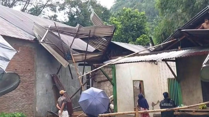 Angin kencang disertai hujan rusak 22 bangunan di Mamasa, Sulbar, termasuk 18 rumah dan 4 sekolah.