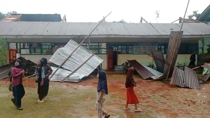 Bangunan MTs Uhaidao di Mamasa rusak parah akibat angin kencang dan hujan deras.