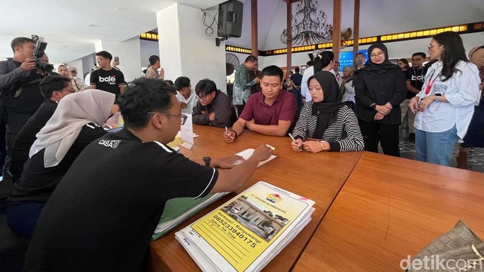 Bupati Banyuwangi Ipuk Fiestiandani saat menyaksikan akad rumah subsidi bagi ratusan warganya.
