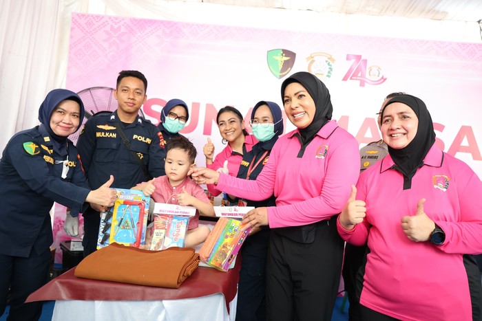 Bhayangkari Sumsel Bagi Paket Sembako & Dekatkan Layanan Kesehatan Warga