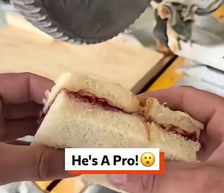 Bikin sroti pakai alat bangunan Tukang Plester Tembok Bikin Sandwich Pakai Alat Bangunan, Hasilnya Mulus!