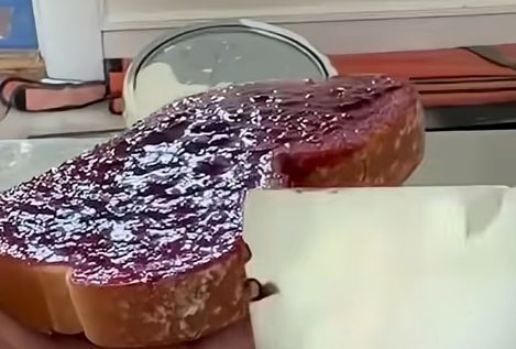 Bikin sroti pakai alat bangunan Tukang Plester Tembok Bikin Sandwich Pakai Alat Bangunan, Hasilnya Mulus!
