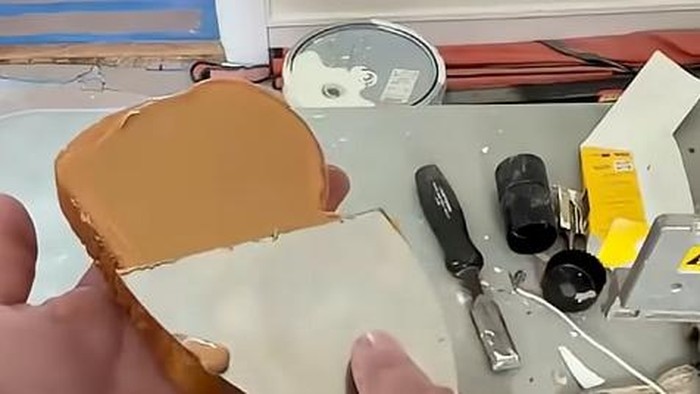 Tukang Plester Tembok Bikin Sandwich Pakai Alat Bangunan, Hasilnya Mulus!