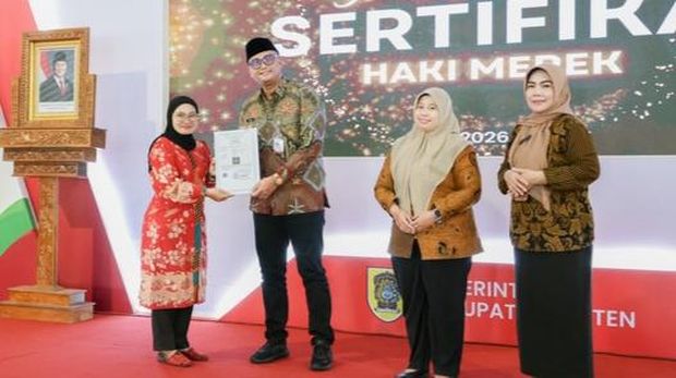 Bupati Klaten, Hamenang Wajar Ismoyo saat Sosialisasi Hak Kekayaan Intelektual (HaKI) dan Penyerahan Sertifikat HaKI Pendaftar Tahun 2026 Bupati Klaten, Hamenang Wajar Ismoyo saat Sosialisasi Hak Kekayaan Intelektual (HaKI) dan Penyerahan Sertifikat HaKI Pendaftar Tahun 2026.