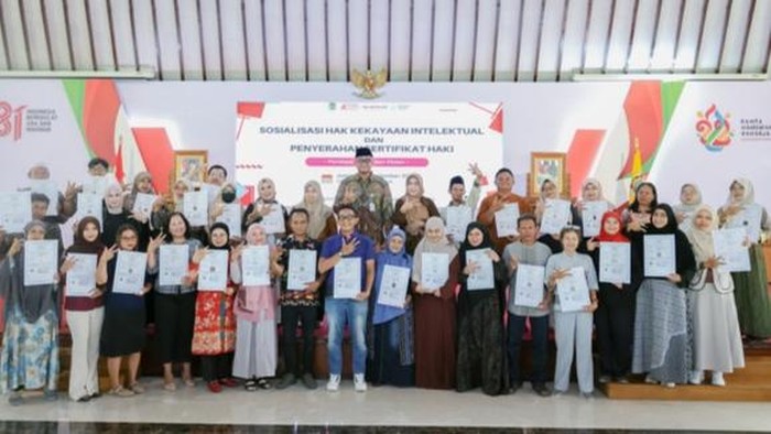 Bupati Klaten, Hamenang Wajar Ismoyo saat Sosialisasi Hak Kekayaan Intelektual (HaKI) dan Penyerahan Sertifikat HaKI Pendaftar Tahun 2026.