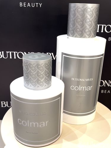 Buttonscarves Beauty merilis desain anyar Eau de Parfum beraksen monogram. Kemasan makin elegan dan mewah, sementara formula aroma favorit tetap dipertahankan. Buttonscarves Beauty merilis desain anyar Eau de Parfum beraksen monogram. Kemasan makin elegan dan mewah, sementara formula aroma favorit tetap dipertahankan.