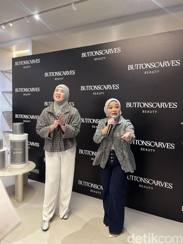 Buttonscarves Beauty merilis desain anyar Eau de Parfum beraksen monogram. Kemasan makin elegan dan mewah, sementara formula aroma favorit tetap dipertahankan. Buttonscarves Beauty merilis desain anyar Eau de Parfum beraksen monogram. Kemasan makin elegan dan mewah, sementara formula aroma favorit tetap dipertahankan.