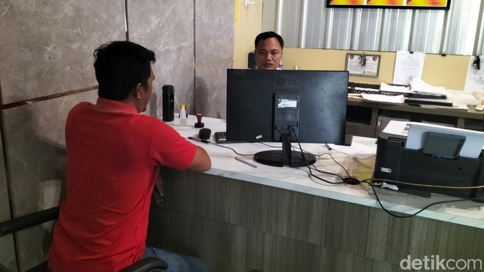Driver online bernama ZA melapor kan penganiayaan yang dialaminya ke SPKT Polrestabes Palembang