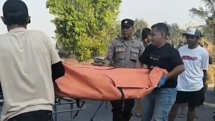 Evakuasi jenazah satpam asal Bojonegoro tewas tertabrak pikap di Mojokerto saat hendak menuju ke tempat kerja di Krian, Sidoarjo.