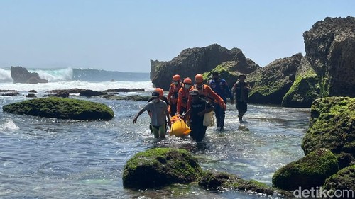 Evakuasi jenazah WNA Rusia yang hilang di sekitar Tanjung Mebulu, Desa Pecatu, Kecamatan Kuta Selatan, Badung, Bali, Sabtu (26/9/2026).
