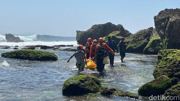 Evakuasi jenazah WNA Rusia yang hilang di sekitar Tanjung Mebulu, Desa Pecatu, Kecamatan Kuta Selatan, Badung, Bali, Sabtu (26/9/2026). Evakuasi jenazah WNA Rusia yang hilang di sekitar Tanjung Mebulu, Desa Pecatu, Kecamatan Kuta Selatan, Badung, Bali, Sabtu (26/9/2026).