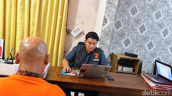 Tersangka saat diperiksa di polres situbondo