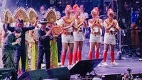 Guruh Soekarnoputra membungkukkan badan tanda terima kasih kepada para pengisi acara dan ribuan penonton yang memadati arena. Tepuk tangan riuh begitu terasa waktu itu. (Foto: dok Instagram synchronizefest)