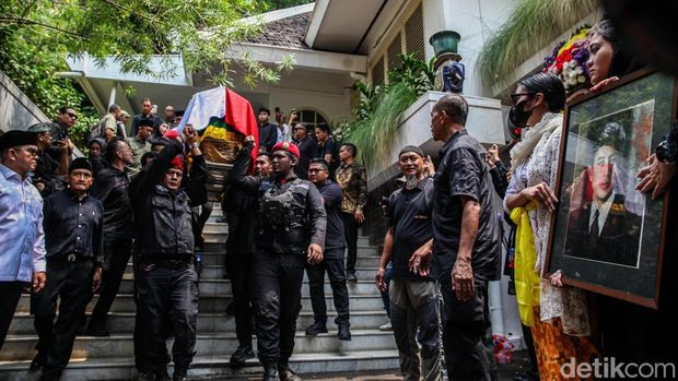 Jenazah Guruh Soekarnoputra dilepas dari rumah duka di Jalan Sriwijaya Raya, Kebayoran Baru, Jakarta Selatan, Sabtu (26/9/2026) siang. Suasana haru mengiringi keberangkatan jenazah menuju tempat peristirahatan terakhir.