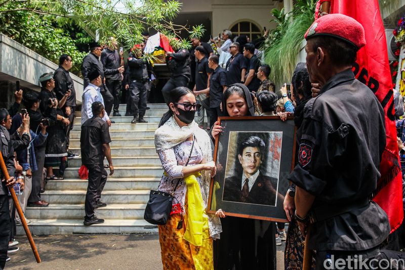 Guruh Soekarnoputra Berpulang, Jenazah Diantar ke Karet Bivak Jenazah Guruh Soekarnoputra dilepas dari rumah duka di Jalan Sriwijaya Raya, Kebayoran Baru, Jakarta Selatan, Sabtu (26/9/2026) siang. Suasana haru mengiringi keberangkatan jenazah menuju tempat peristirahatan terakhir.
