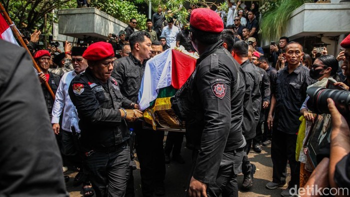 Jenazah Guruh Soekarnoputra dilepas dari rumah duka di Jalan Sriwijaya Raya, Kebayoran Baru, Jakarta Selatan, Sabtu (26/9/2026) siang. Suasana haru mengiringi keberangkatan jenazah menuju tempat peristirahatan terakhir.