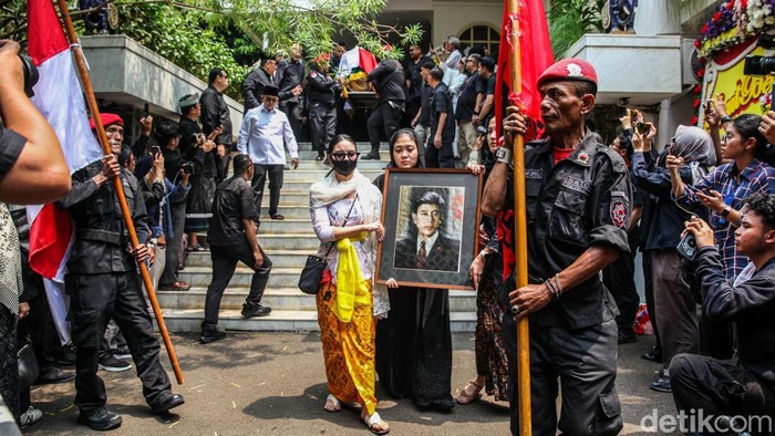 Jenazah Guruh Soekarnoputra dilepas dari rumah duka di Jalan Sriwijaya Raya, Kebayoran Baru, Jakarta Selatan, Sabtu (26/9/2026) siang. Suasana haru mengiringi keberangkatan jenazah menuju tempat peristirahatan terakhir.