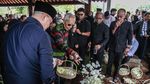 Guruh Soekarnoputra Dimakamkan, Megawati Tabur Bunga di Pusara