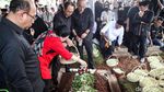 Guruh Soekarnoputra Dimakamkan, Megawati Tabur Bunga di Pusara