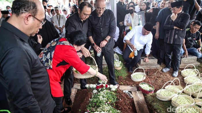 Jenazah Guruh Soekarnoputra dimakamkan di TPU Karet Bivak, Jakarta Pusat, Sabtu (26/9/2026). Putra bungsu Presiden pertama RI Soekarno dan Fatmawati itu dimakamkan di sebelah pusara sang ibu.