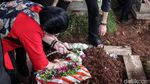 Guruh Soekarnoputra Dimakamkan, Megawati Tabur Bunga di Pusara