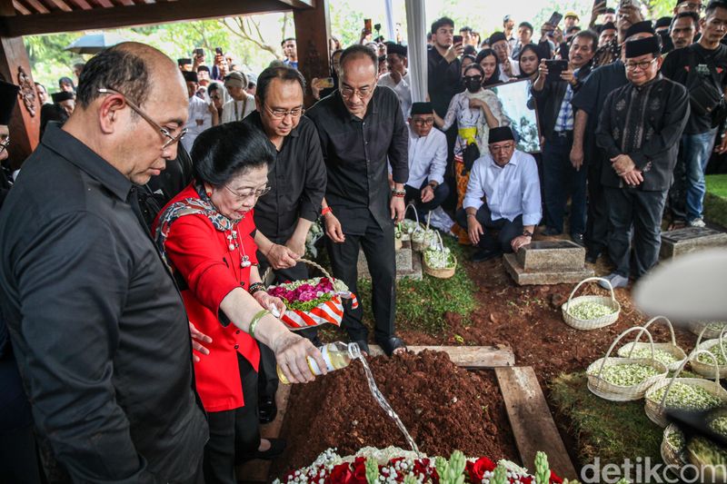 Guruh Soekarnoputra Dimakamkan, Megawati Tabur Bunga di Pusara Jenazah Guruh Soekarnoputra dimakamkan di TPU Karet Bivak, Jakarta Pusat, Sabtu (26/9/2026). Putra bungsu Presiden pertama RI Soekarno dan Fatmawati itu dimakamkan di sebelah pusara sang ibu.