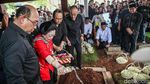 Guruh Soekarnoputra Dimakamkan, Megawati Tabur Bunga di Pusara