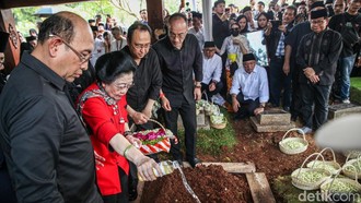 Guruh Soekarnoputra Dimakamkan, Megawati Tabur Bunga di Pusara