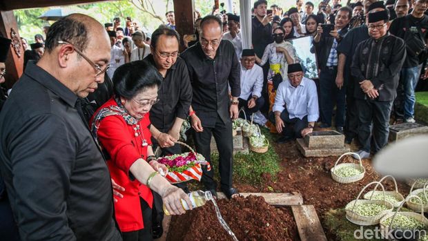 Jenazah Guruh Soekarnoputra dimakamkan di TPU Karet Bivak, Jakarta Pusat, Sabtu (26/9/2026). Putra bungsu Presiden pertama RI Soekarno dan Fatmawati itu dimakamkan di sebelah pusara sang ibu.