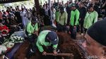 Guruh Soekarnoputra Dimakamkan, Megawati Tabur Bunga di Pusara