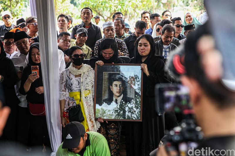 Guruh Soekarnoputra Dimakamkan, Megawati Tabur Bunga di Pusara Jenazah Guruh Soekarnoputra dimakamkan di TPU Karet Bivak, Jakarta Pusat, Sabtu (26/9/2026). Putra bungsu Presiden pertama RI Soekarno dan Fatmawati itu dimakamkan di sebelah pusara sang ibu.