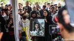 Guruh Soekarnoputra Dimakamkan, Megawati Tabur Bunga di Pusara