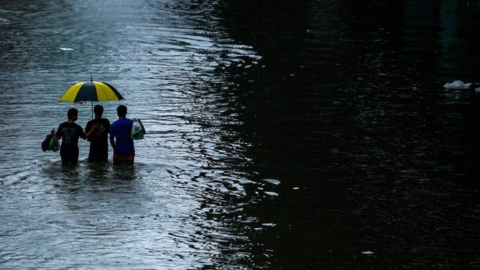 Banjir menggenangi Bangkok sepanjang akhir pekan (dok. REUTERS/Patipat Janthong)