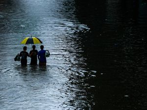 Sosok Mengerikan Muncul Saat Banjir Merendam Thailand