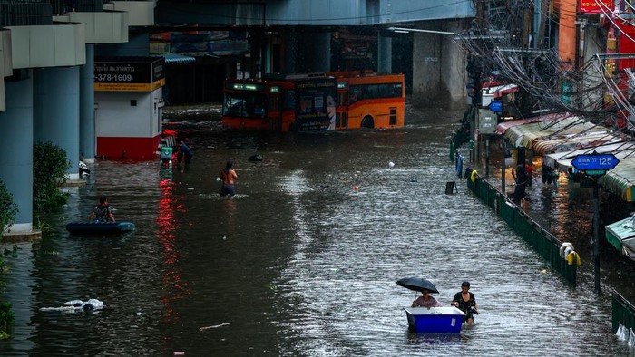 Hujan yang terus mengguyur memicu banjir yang menggenangi ruas jalanan Bangkok, ibu kota Thailand (dok. REUTERS/Patipat Janthong)
