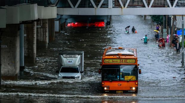 Hujan deras mengguyur Bangkok, Thailand, pada Sabtu (26/9/2026). Intensitas hujan membuat sejumlah ruas jalan di ibu kota Thailand tergenang air. REUTERS/Patipat Janthong