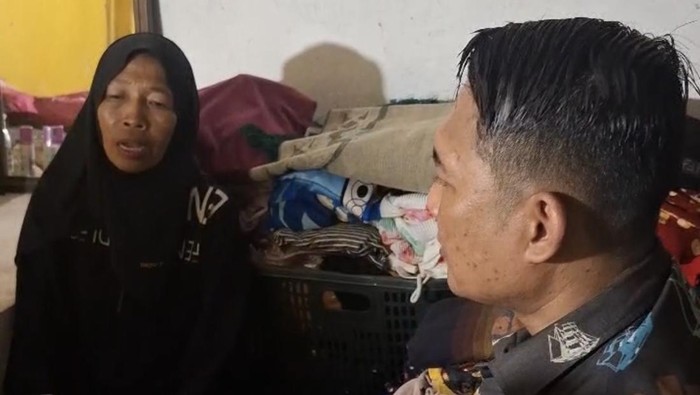 IRT bernama Nuraeni saat didatangi lurah dan pihak Bulog di Makassar.