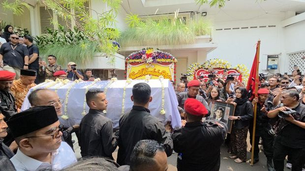 Jenazah almarhum Guruh Soekarnoputra akan dibawa menuju TPU Karet Bivak untuk dimakamkan.