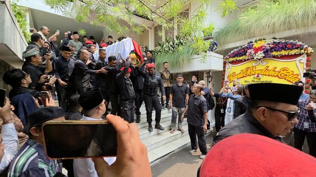 Jenazah almarhum Guruh Soekarnoputra akan dibawa menuju TPU Karet Bivak untuk dimakamkan.
