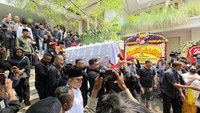 Jenazah Guruh Soekarnoputra Dibawa Menuju TPU Karet Bivak