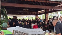 Diantar Megawati, Jenazah Guruh Soekarnoputra Tiba di TPU Karet Bivak