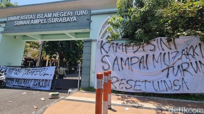 Kampus UINSA Surabaya masih disegel meski Muzzaki sudah diberhentikan sebagai rektor.