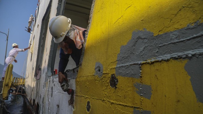 Pekerja melakukan perawatan kapal KMP Kerapu II di Pelabuhan Feri Bastiong, Ternate, Maluku Utara, Sabtu (26/9/2026). PT ASDP Indonesia Ferry (Persero) Cabang Ternate melakukan perawatan rutin KMP Kerapu II yang melayani rute penyeberangan Sofifi-Tidore, perawatan tersebut meliputi perbaikan lambung kapal, pengecatan kapal yang mengalami korosi guna menjaga keamanan dan kenyamanan penumpang serta memperpanjang usia kapal. ANTARA FOTO/Andri Saputra