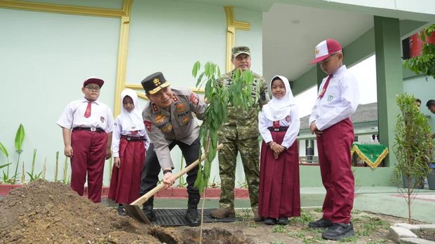 Kapolda Riau dan Pangdam XIX/Tuanku Tambusai bersinergi mencegah karhutla, tanam pohon bareng pelajar Kapolda Riau dan Pangdam XIX/Tuanku Tambusai bersinergi mencegah karhutla, tanam pohon bareng pelajar, Jumat (25/9/2026).