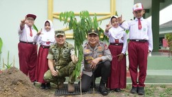 Sinergi Cegah Karhutla, Kapolda Riau dan Pangdam Tanam Pohon Bareng Pelajar