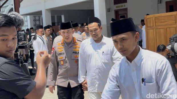 Kapolri Jenderal Listyo Sigit Prabowo dan KH Bahauddin Nur Salim saat mengikuti Ngaji Kebangsaan di Kompleks Ponpes LP3iA, di Desa Narukan, Kragan, Rembang, Sabtu (26/9/2026). ScreenshotKapolri Jenderal Listyo Sigit Prabowo dan KH Bahauddin Nur Salim saat mengikuti Ngaji Kebangsaan di Kompleks Ponpes LP3iA, di Desa Narukan, Kragan, Rembang, Sabtu (26/9/2026).