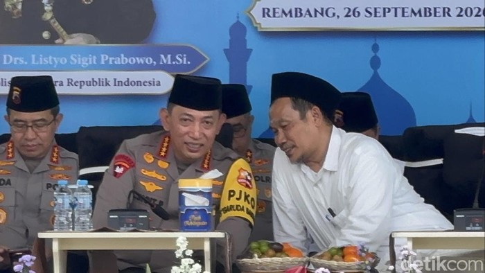 ScreenshotKapolri Jenderal Listyo Sigit Prabowo dan KH Bahauddin Nur Salim saat mengikuti Ngaji Kebangsaan di Kompleks Ponpes LP3iA, di Desa Narukan, Kragan, Rembang, Sabtu (26/9/2026).