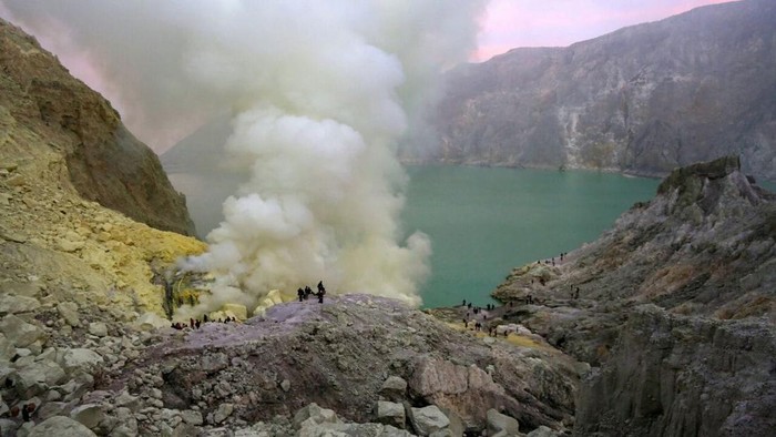 Taman Wisata Alam (TWA) Kawah Ijen resmi dibuka kembali mulai Senin, 28 September 2026 pukul 00.01 WIB.